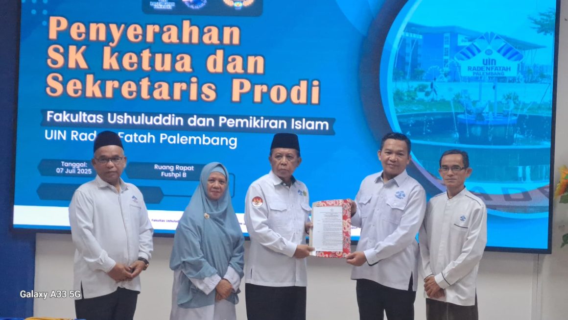 SIAP BERGERAK MAJU:  SERAH TERIMA SK KETUA DAN SEKRETARIS  PROGRAM STUDI ILMU HADIS PERIODE 2025-2029